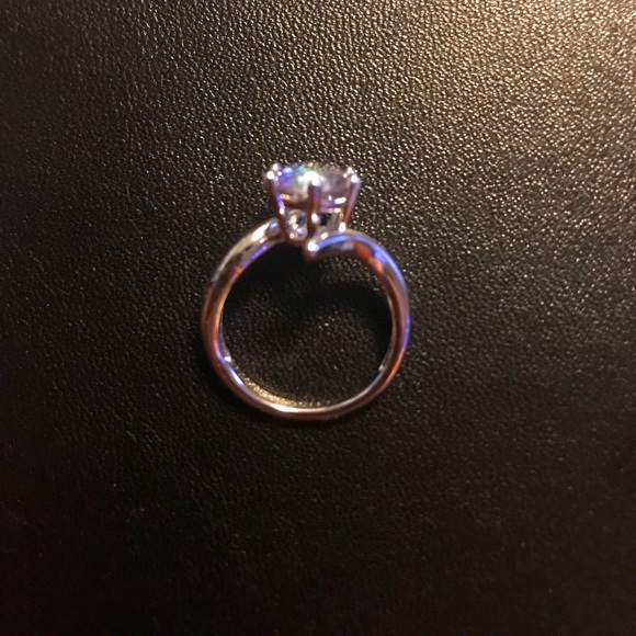 Silver Ring with a Green/Purple Ombré Stone and Pointed Details - Picture 3 of 3